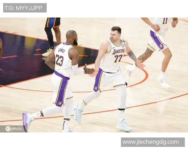 东契奇豪取30分7篮板6助攻詹姆斯贡献19分3篮板7助攻湖人战胜雷霆取得大胜 东契奇豪取30分7篮板6助攻詹姆斯贡献19分3篮板7助攻湖人战胜雷霆取得大胜